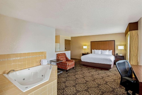 La Quinta Inn & Suites by Wyndham Las Vegas Red Rock / Summerlan image 24