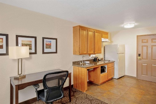 La Quinta Inn & Suites by Wyndham Las Vegas Red Rock / Summerlan image 9